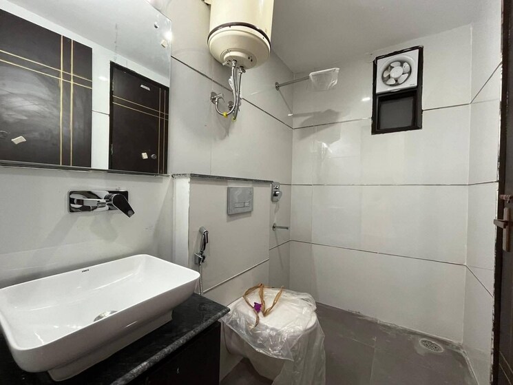 Attached Bathroom, gulmohar park 4 Bedroom 300 Sq.Yd. Builder Floor In Gulmohar Park Delhi 9515978