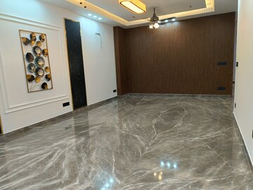 Room in 4 BHK Builder Floor at Unitech South City II, Sector 50 – for Rent