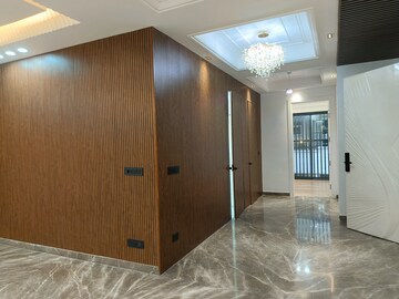 Room in 4 BHK Builder Floor at Unitech South City II, Sector 50 – for Rent