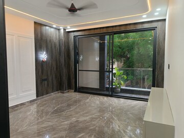 Room in 4 BHK Builder Floor at Unitech South City II, Sector 50 – for Rent