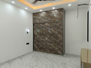 Room in 4 BHK Builder Floor at Unitech South City II, Sector 50 – for Rent