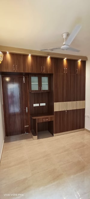 Room in 3 BHK Apartment at Gaur City 2 - 14th Avenue, Sector 16c Greater Noida – for Rent