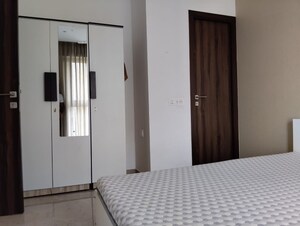 Room in 1 BHK Apartment at Hiranandani Regent Hill, Powai – for Rent