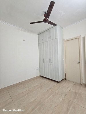 Room in 3 BHK Apartment at Gaur City 2 - 14th Avenue, Sector 16c Greater Noida – for Rent