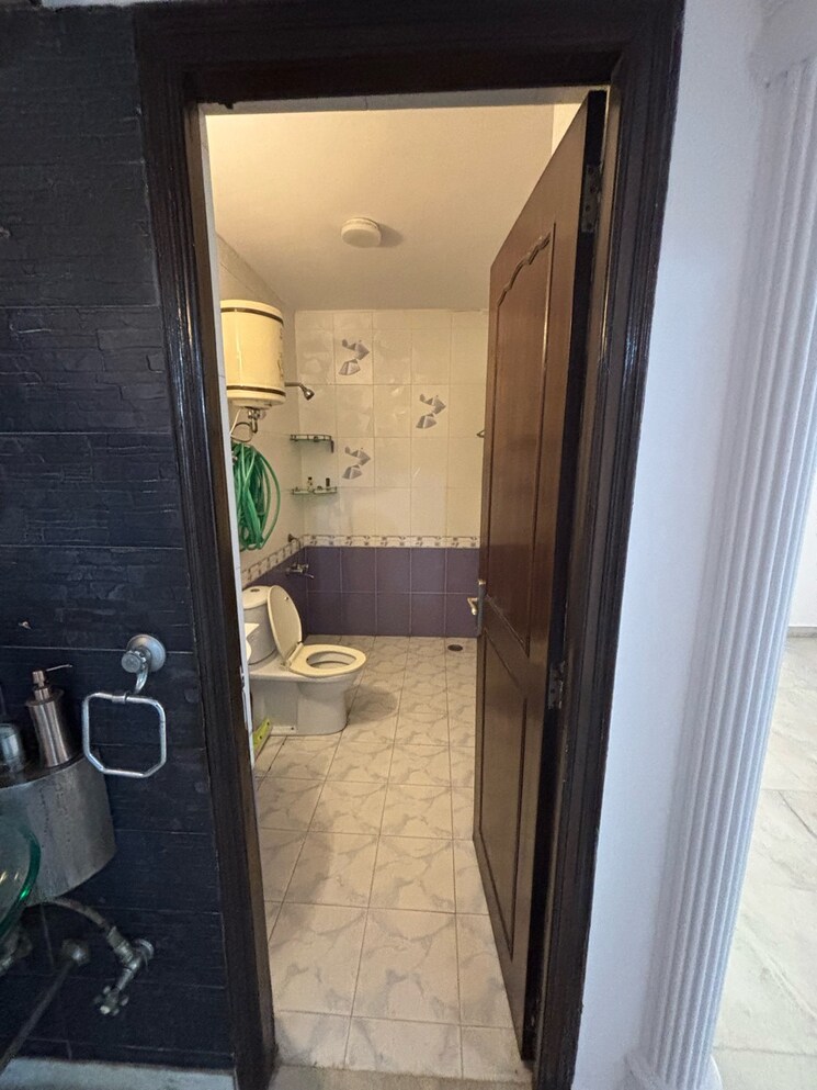 Bathroom, freedom fighters enclave 3 Bedroom 2230 Sq.Ft. Builder Floor In Freedom Fighters Enclave Delhi 9516058