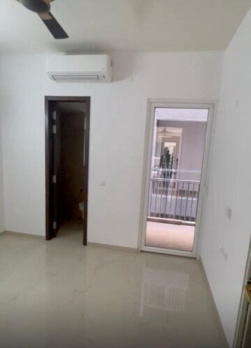 Room in 3 BHK Builder Floor at Smart World Orchard, Sector 61 – for Rent