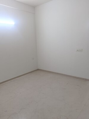 Room in 3 BHK Builder Floor at Smart World Orchard, Sector 61 – for Rent