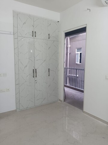 Room in 3 BHK Builder Floor at Smart World Orchard, Sector 61 – for Rent