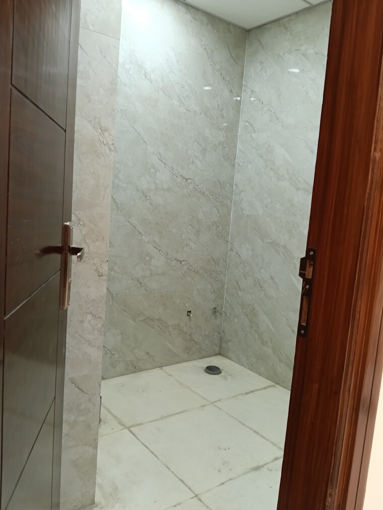 Bathroom, shyam park extension 3 Bedroom 110 Sq.Yd. Builder Floor In Shyam Park Extension Ghaziabad 9516159