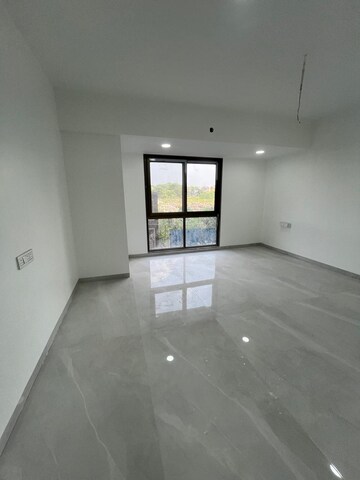 Room in 2 BHK Apartment at Oxy Beaumonde, Viman Nagar – for Rent