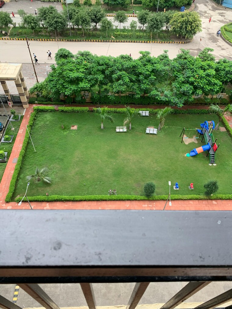 Swimming Pool, maxblis-grand-wellington 1 Bedroom 615 Sq.Ft. Apartment In Sector 75 Noida 9516382