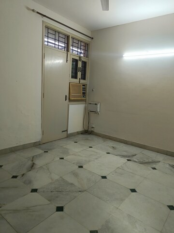 Room in 2.5 BHK Builder Floor at Unitech South City II, Sector 50 – for Rent