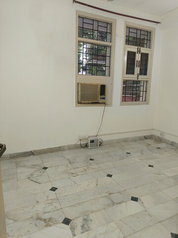 Room in 2.5 BHK Builder Floor at Unitech South City II, Sector 50 – for Rent