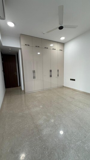 Room in 3 BHK Apartment at Lodha World Crest, Worli – for Rent