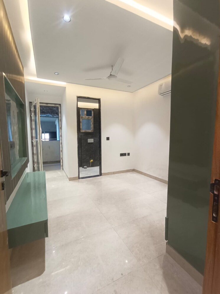 Room, green fields colony 3 Bedroom 1800 Sq.Ft. Builder Floor In Green Fields Colony Faridabad 9516400