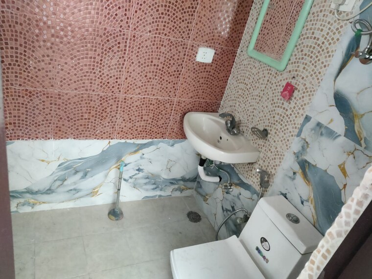 Attached Bathroom, sector 23 3 Bedroom 329 Sq.Yd. Builder Floor In Sector 23 Gurgaon 9516844