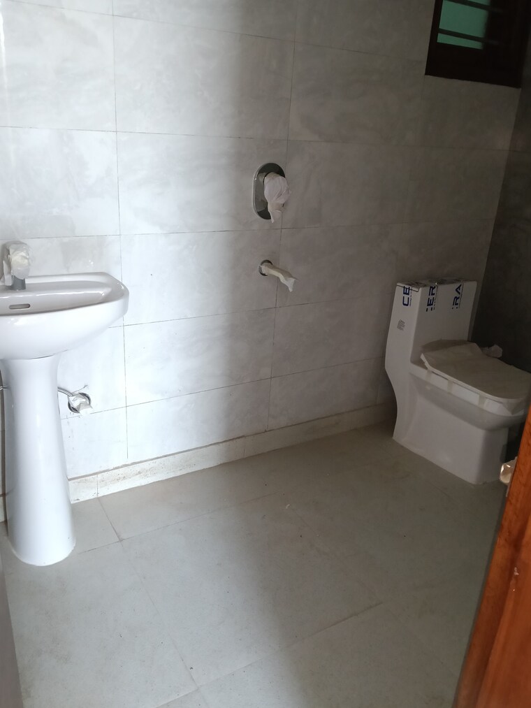 Bathroom, shyam park extension 3 Bedroom 120 Sq.Yd. Builder Floor In Shyam Park Extension Ghaziabad 9516563