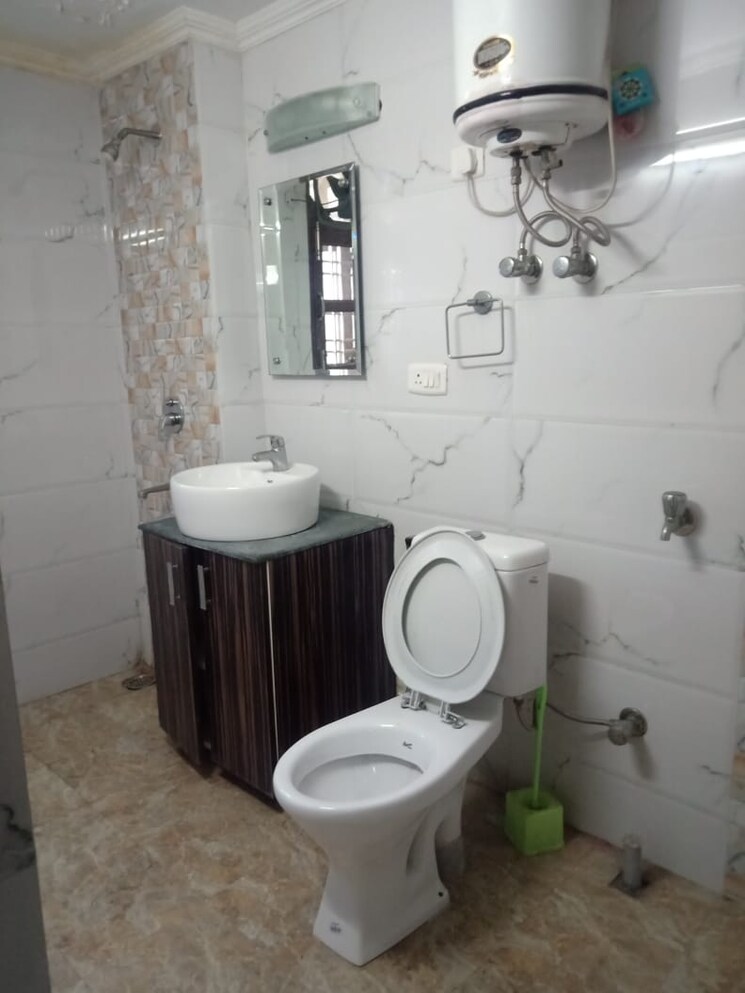 Bathroom, vasant kunj 3 Bedroom 1600 Sq.Ft. Apartment In Vasant Kunj Delhi 9516578