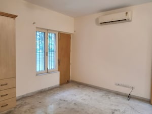 Room in 4 BHK Apartment at Vasant Kunj – for Rent