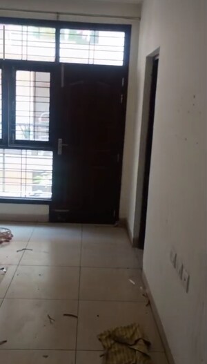 Room in 4 BHK Apartment at Wave City, Wave City – for Rent