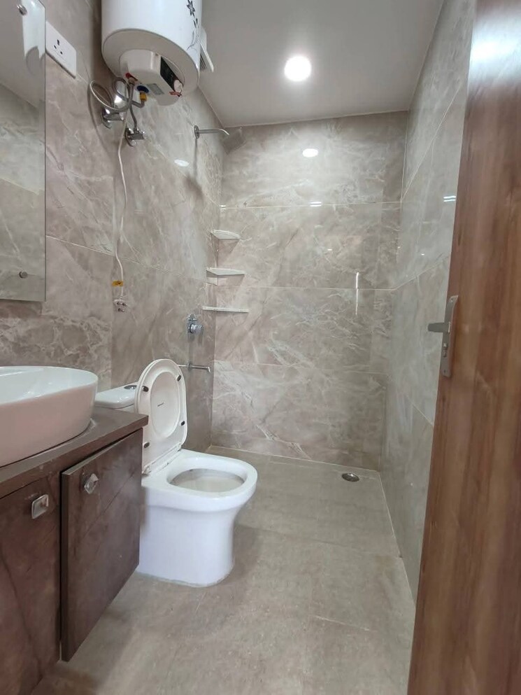 Bathroom, freedom fighters enclave 1 Bedroom 700 Sq.Ft. Apartment In Freedom Fighters Enclave Delhi 9517053