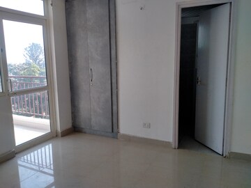 Room in 2 BHK Apartment at Suncity Avenue 76, Sector 76 – for Rent