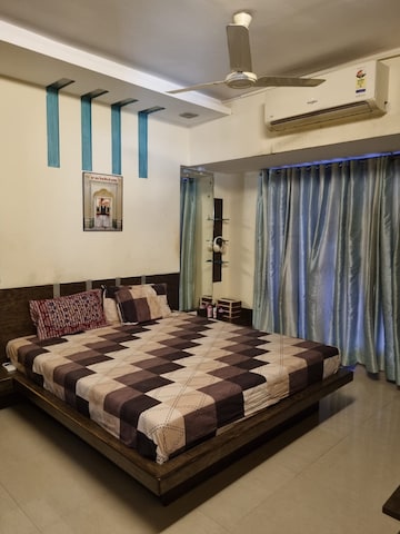 Bedroom in 2 BHK Apartment at Windsor Tower, Andheri West – for Rent
