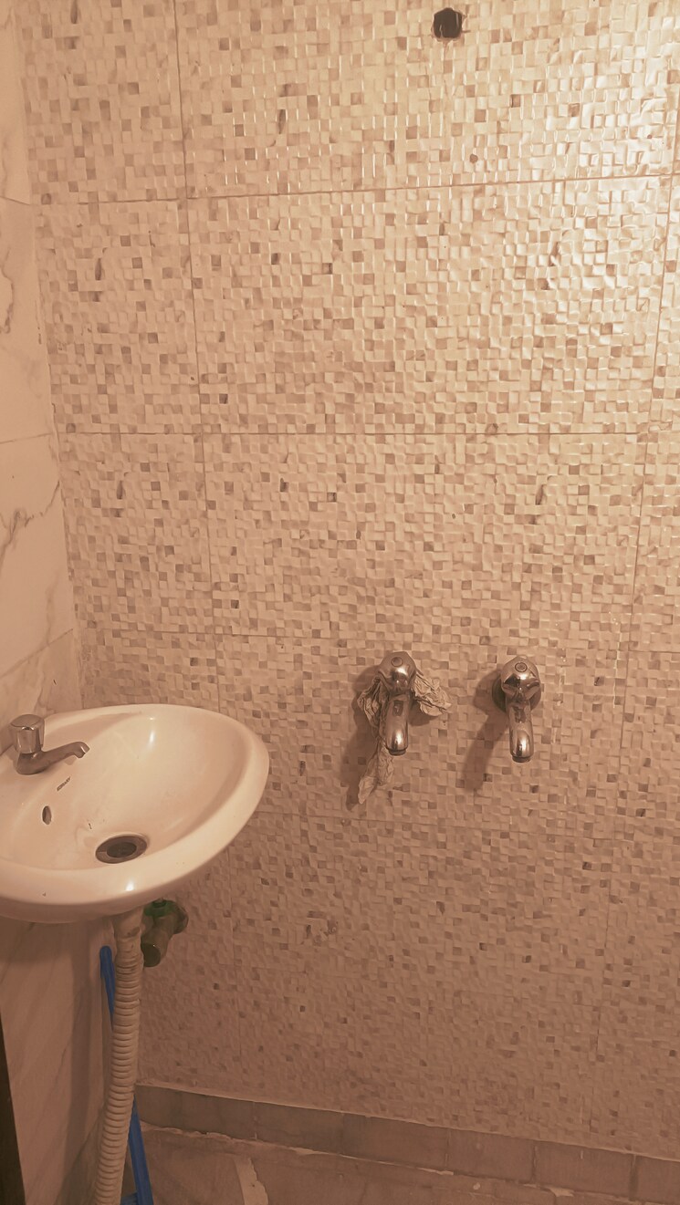 Bathroom, palam-vihar-residents-association 1.5 Bedroom 700 Sq.Ft. Builder Floor In Palam Vihar Gurgaon 9517369