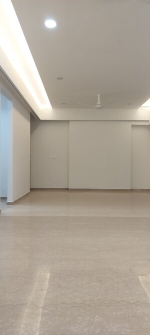 Room in 3 BHK Apartment at Kalpataru Magnus, Bandra East – for Rent