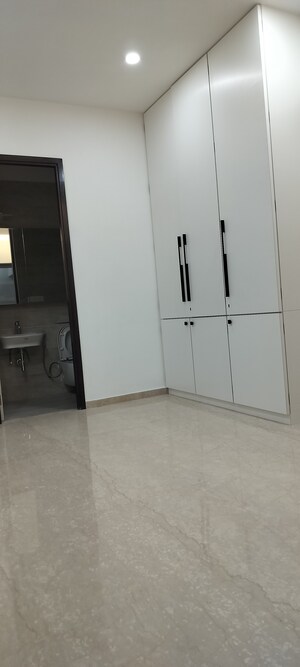 Room in 3 BHK Apartment at Kalpataru Magnus, Bandra East – for Rent