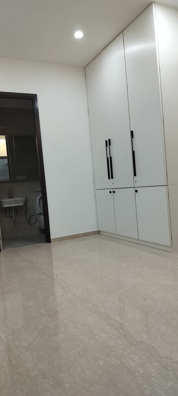 Room in 3 BHK Apartment at Kalpataru Magnus, Bandra East – for Rent