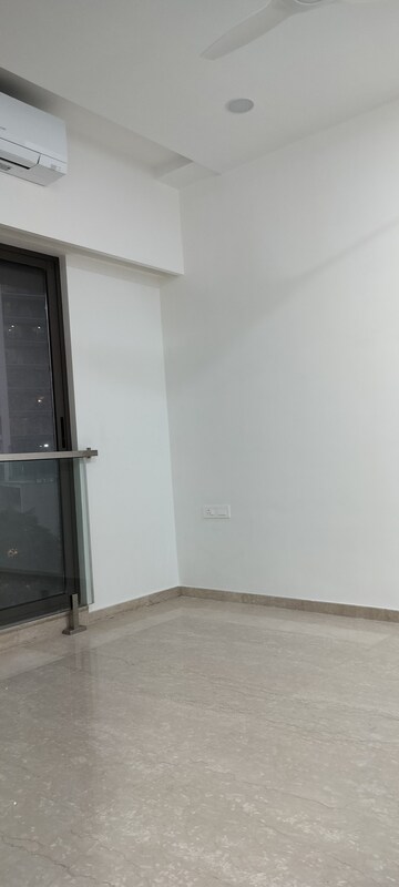 Room in 3 BHK Apartment at Kalpataru Magnus, Bandra East – for Rent