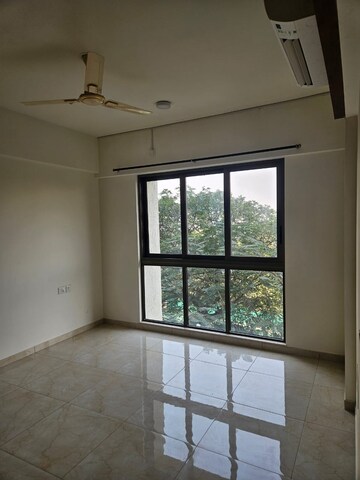 Room in 2 BHK Apartment at Mahindra Vicino, Andheri East – for Rent