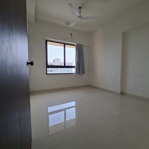 Room in 2 BHK Apartment at Lotus Unity, Versova – for Rent