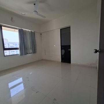 Room in 2 BHK Apartment at Lotus Unity, Versova – for Rent