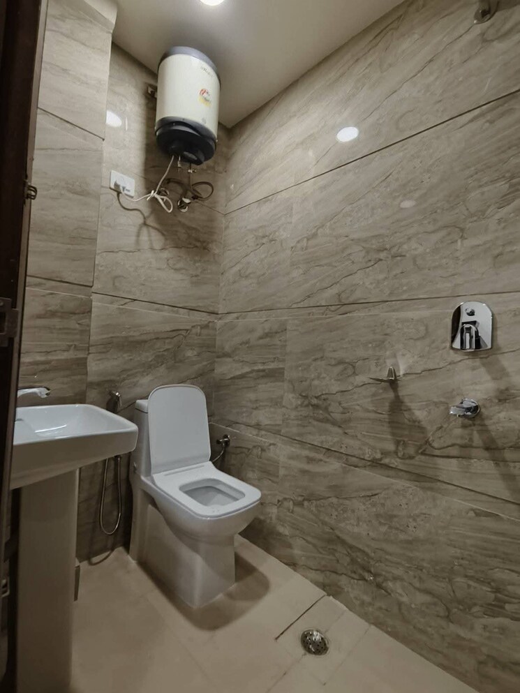Bathroom, chattarpur 2 Bedroom 850 Sq.Ft. Builder Floor In Chattarpur Delhi 9518456