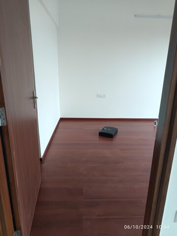 Room in 2 BHK Apartment at Amanora Ascent Towers, Hadapsar – for Rent