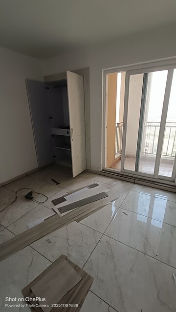 Room in 3 BHK Apartment at Rishita Manhattan, Gomti Nagar – for Rent