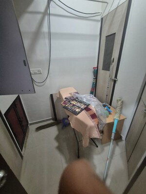 Room in 2 BHK Apartment at Oberoi Realty Park View, Kandivali East – for Rent