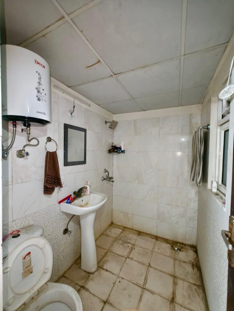 Bathroom, amrapali-crystal-homes 3 Bedroom 1375 Sq.Ft. Apartment In Sector 76 Noida 9518612
