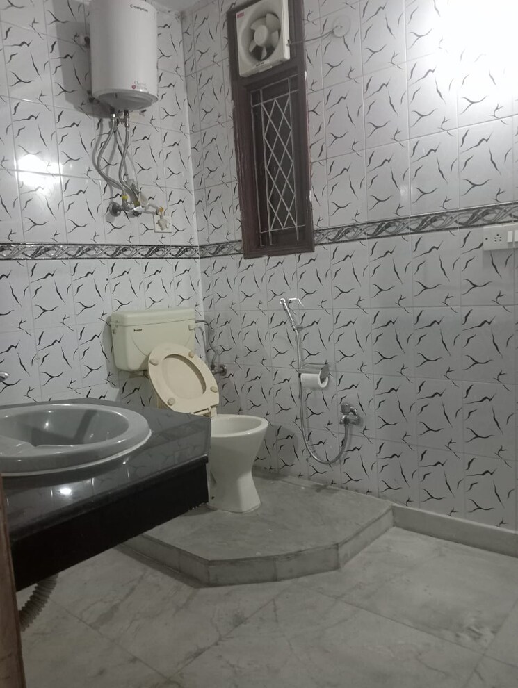 Bathroom, lajpat nagar ii 3 Bedroom 1800 Sq.Ft. Builder Floor In Lajpat Nagar ii Delhi 9518664