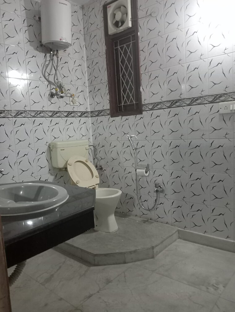 Bathroom, lajpat nagar ii 3 Bedroom 1800 Sq.Ft. Builder Floor In Lajpat Nagar ii Delhi 9518664
