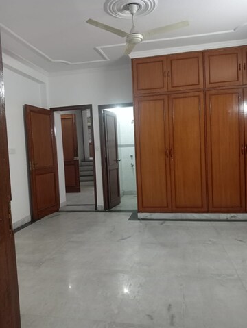 Room in 3 BHK Builder Floor at Lajpat Nagar ii – for Rent