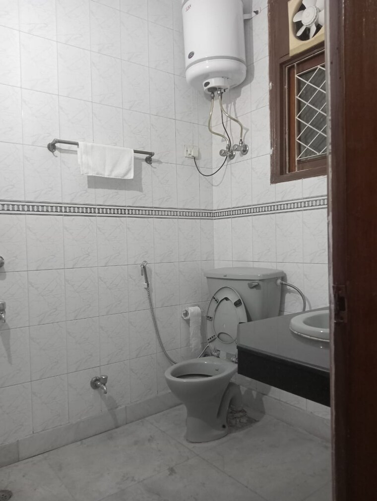 Bathroom, lajpat nagar ii 3 Bedroom 1800 Sq.Ft. Builder Floor In Lajpat Nagar ii Delhi 9518664