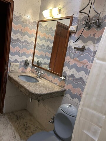 Master Bedroom in 3 BHK Builder Floor at DLF Atria, Dlf Phase ii – for Rent