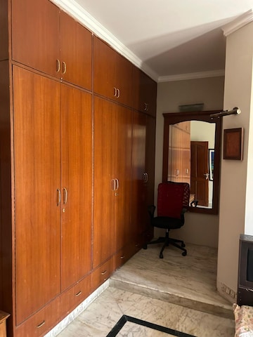 Room in 3 BHK Builder Floor at DLF Atria, Dlf Phase ii – for Rent