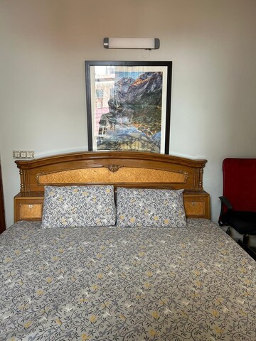 Bedroom in 3 BHK Builder Floor at DLF Atria, Dlf Phase ii – for Rent