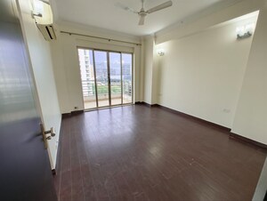 Room in 4 BHK Apartment at Parsvnath Exotica, Sector 53 – for Rent