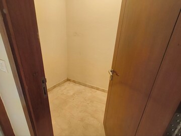 Room in 4 BHK Apartment at Parsvnath Exotica, Sector 53 – for Rent