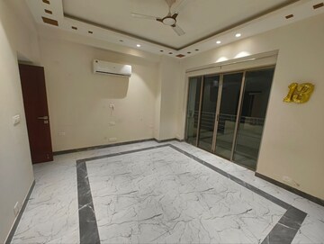 Room in 4 BHK Apartment at Parsvnath Exotica, Sector 53 – for Rent